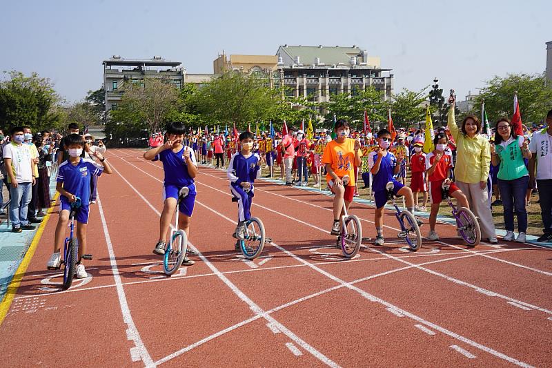 結合111學年度校慶運動會  東光國小嶄新跑道正式啟用