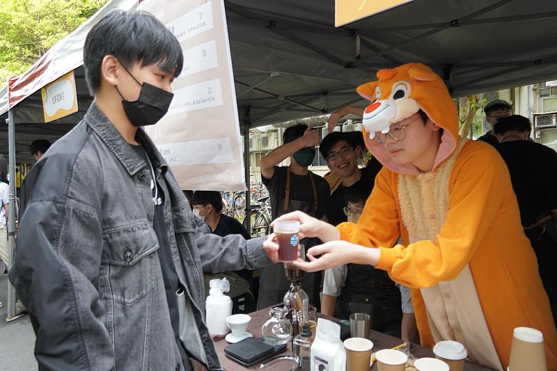 臺科大永續環保校慶，奇點咖啡社以循環杯提供同學飲品