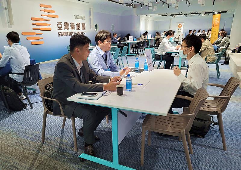 5G AIoT人才媒合會共有IBM、國泰金控、帆宣科技、友達光電、台郡科技、台灣醫學影像、合勤科技、精誠資訊、鏵友益科技等廠商釋出近200個職缺、最高年薪達140萬元，現場人潮滿滿。