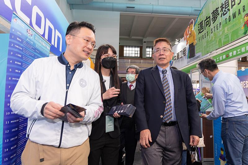 中央大學企業博覽會，校園徵才學生團隊執行長陳珊汝同學（中）向桃園副市長蘇俊賓（左）和中央大學周景揚校長（右）解說企業參展情形。