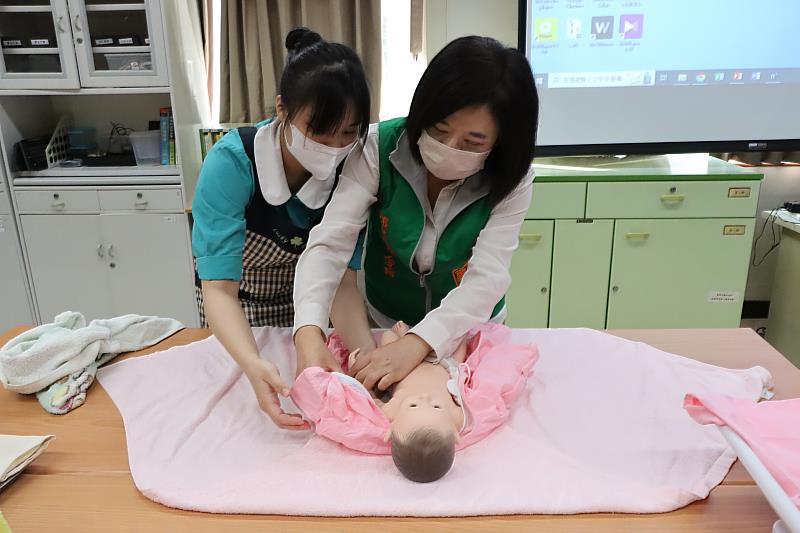 張榮發基金會執行長鍾德美在學生帶領下參觀婦嬰中心，現場導覽並模擬訓練情境。