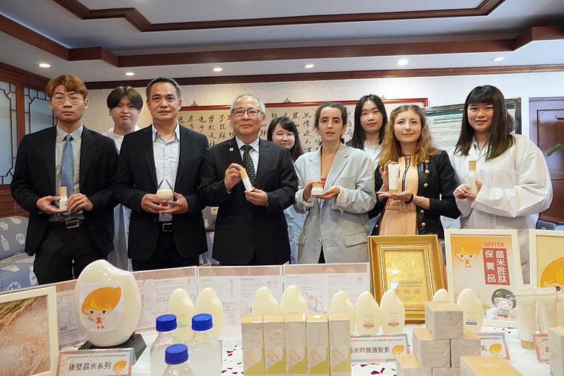 大葉大學藥保系蔡仁傑老師(前排左二)帶領學生研發台灣米保養品