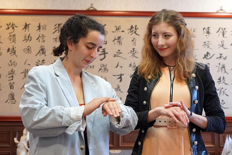 大葉大學法國交換學生瑪儂(右)與梭蘭(左)試擦保養品