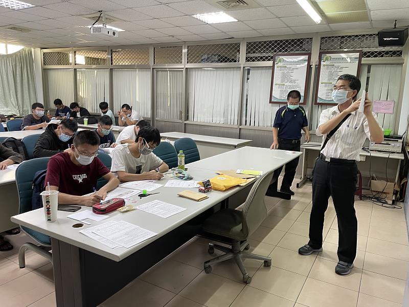 南訓中心李政祥老師於技工執照說明會介紹考照流程