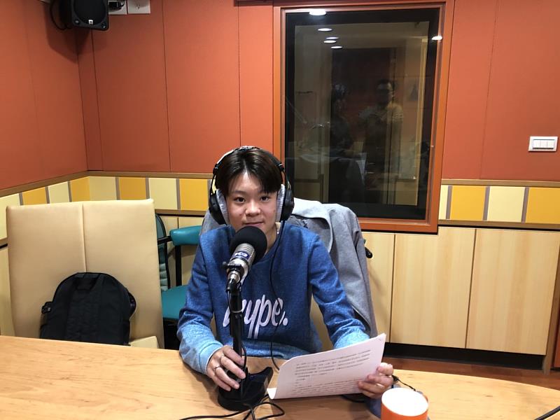 何忻豫同學在國立教育廣播電台接受訪問。