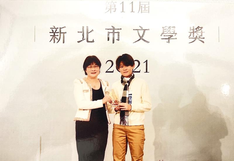 何忻豫同學曾榮獲新北市文學獎散文青春組佳作的殊榮。