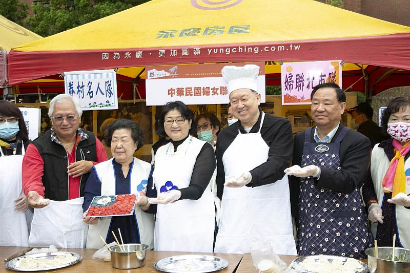 高雄市國軍眷村文化發展協會」理事長趙怡(右2)、婦聯會主委雷倩(中)等眷村二代人士，紛紛捲起衣袖、小試身手包起水餃來！