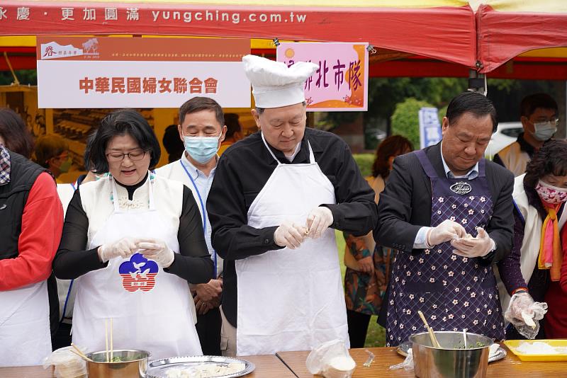 「高雄市國軍眷村文化發展協會」理事長趙怡(中)現場包起眷村味水餃