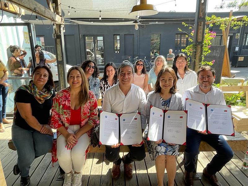 與Independencia市議員及社福工作人員合影