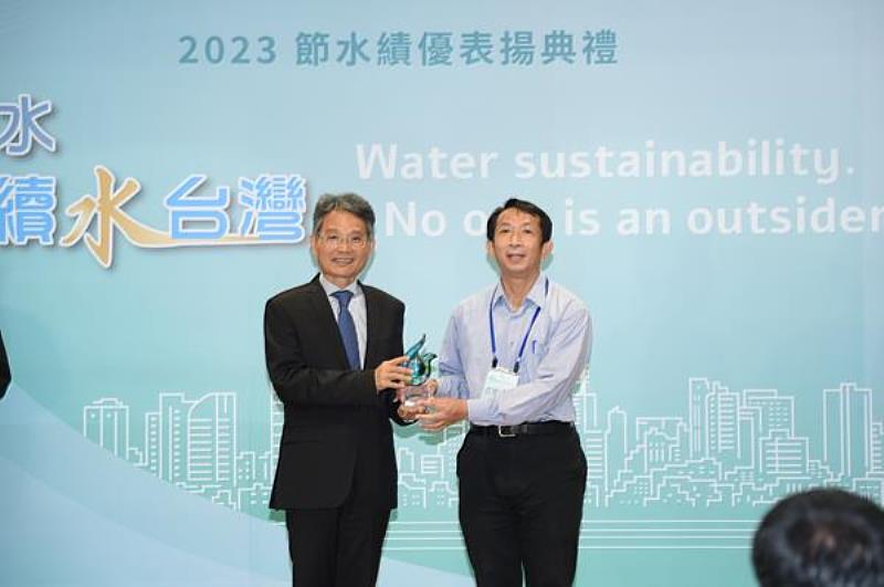 南臺科技大學副總務長代表領獎之情形。