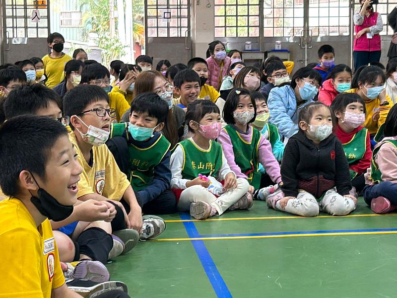 許正宗藝師以獨創的武打招式及驚奇特技，讓學童在歡笑聲中潛移默化傳統藝術之美。