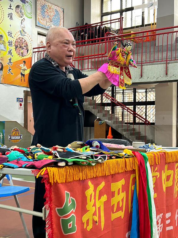 擅長武打特技動作的許正宗藝師，操作旦角動作也能溫柔婉約