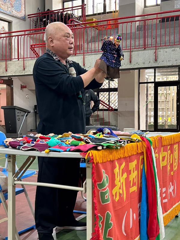 布袋戲界「魔術之手」許正宗藝師細膩操作戲偶表演點煙特技