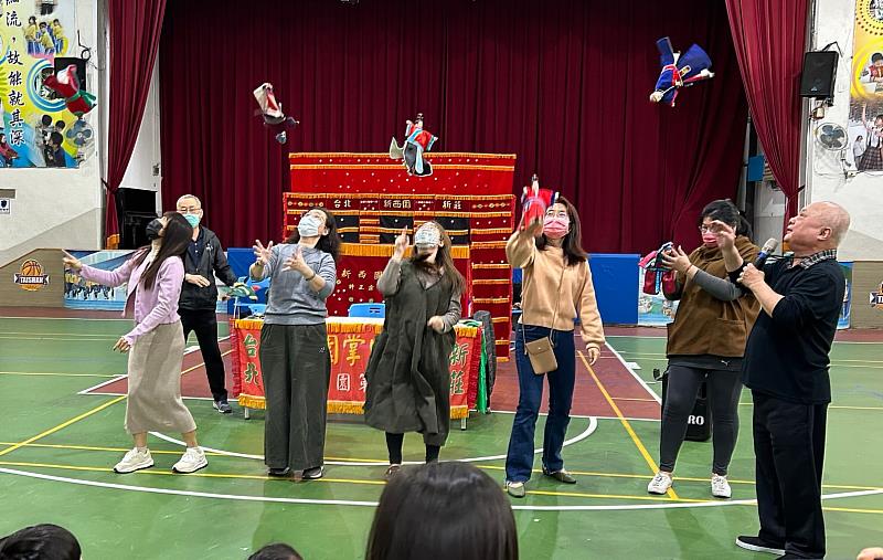 許正宗藝師布袋戲教學on call，泰山國小師生親自上陣操偶