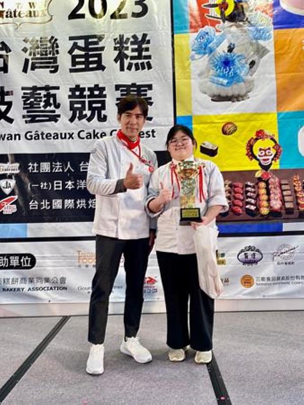 南臺科大餐旅系余若甄同學(右)勇奪「2023年第22屆GÂTEAUX 盃台灣蛋糕技藝競賽」社會組鮮奶油水果裝飾蛋糕項目冠軍。