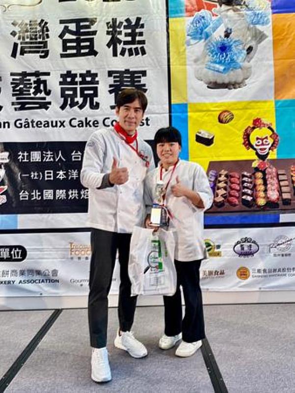 南臺科大餐旅系陳鳳英同學(右)勇奪「2023年第22屆GÂTEAUX 盃台灣蛋糕技藝競賽」社會組鮮奶油水果裝飾蛋糕項目佳作。