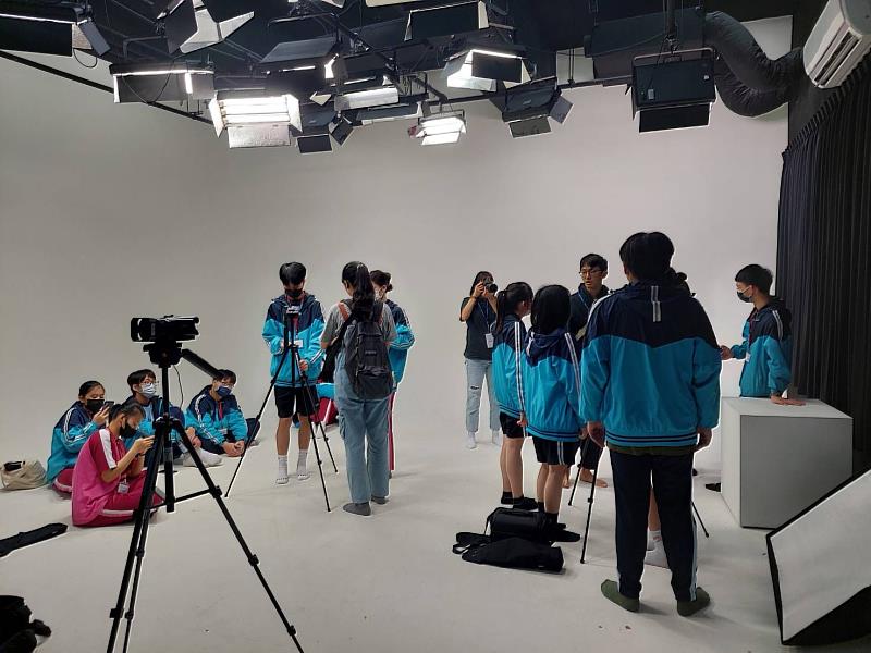 小隊輔潘宣志、巫妤璇於語傳系攝影棚內指導海星高中同學。
