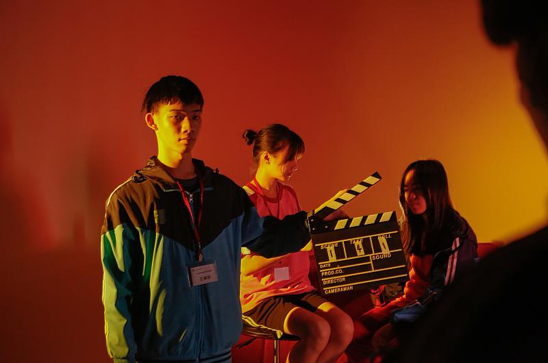 海星高中學生於語傳系攝影棚內開拍廣告。