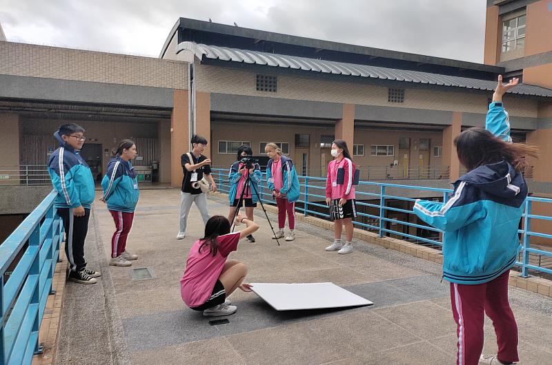 小隊輔李宇程及海星高中學員於原民院天台開拍廣告。