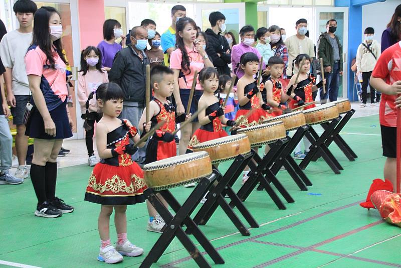 下潭國小102週年校慶暨圖書室更新與小公園啟用典禮