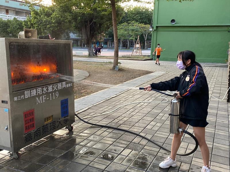 參加學員體驗水滅火器模擬機操作