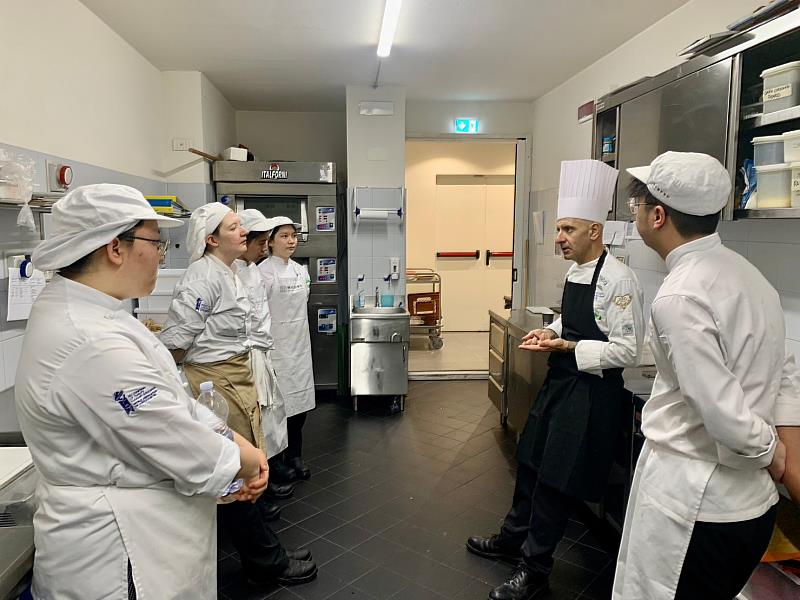 開平餐飲國際部海外見學課程，讓學生實際至海外一個月體驗當地知名餐旅大學授課及生活方式。開平餐飲學校/提供