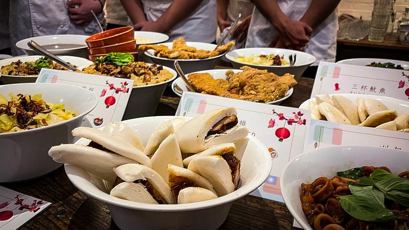 充滿臺灣味特色的料理，獲得義大利當地師生及民眾的一致好評。開平餐飲學校/提供