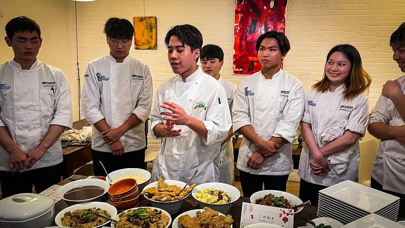 開平餐飲國際部學生以全英說菜的方式，向APICIUS佛羅倫斯國際餐旅廚藝學院及義大利大眾介紹臺灣宴菜色。開平餐飲學校/提供