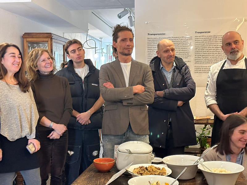 APICIUS佛羅倫斯國際餐旅廚藝學院師生及義大利民眾專注聆聽開平餐飲國際部學生說菜，優異的表現獲得院長Andrea Trapani高度肯定。開平餐飲學校/提供