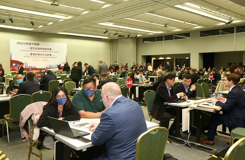 (圖2)臺捷經貿合作洽談會現場交談聲此起彼落，氣氛熱絡。(貿協提供)