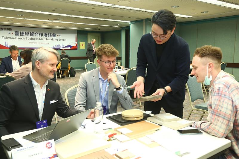 (圖3)我業者於洽談會中向捷克商介紹及展示實體樣品。(貿協提供)