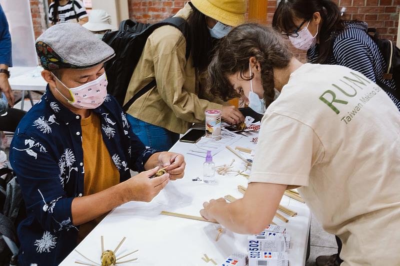 歷年場場額滿的「森手作」工作坊，今年推出以香氛香拓、木皮書籤彩繪、竹編杯墊製作和土肉桂產品體驗為題的手作體驗課程（圖片提供＿林務局）