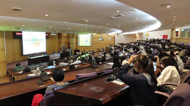 南華大學舉辦企業經營與人文講座，邀請前教育部吳思華部長蒞校演講，勉勵大學生安頓自己開創未來。