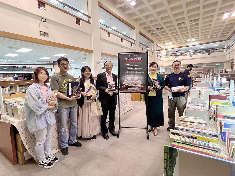 南華大學舉辦「良心商店-好書義賣」，參與活動的教職員生與校長合影。