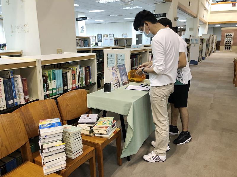 南華大學舉辦「良心商店-好書義賣」，學生選購書籍自行投錢付費。