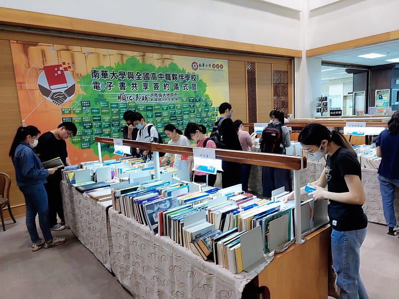 南華大學舉辦「良心商店-好書義賣」，湧入許多學生來買書。