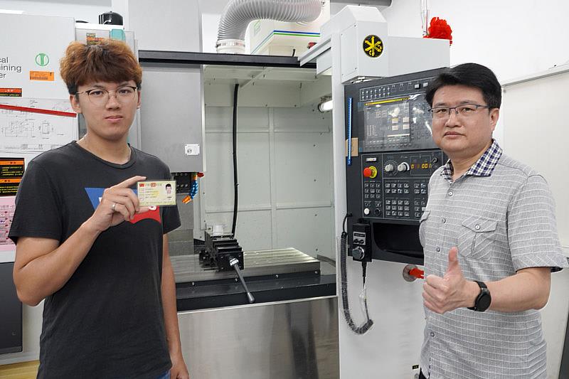 大葉大學機械系大四生王陳翔(左)考取CNC銑床乙級證照，感謝劉明宗老師(右)指導