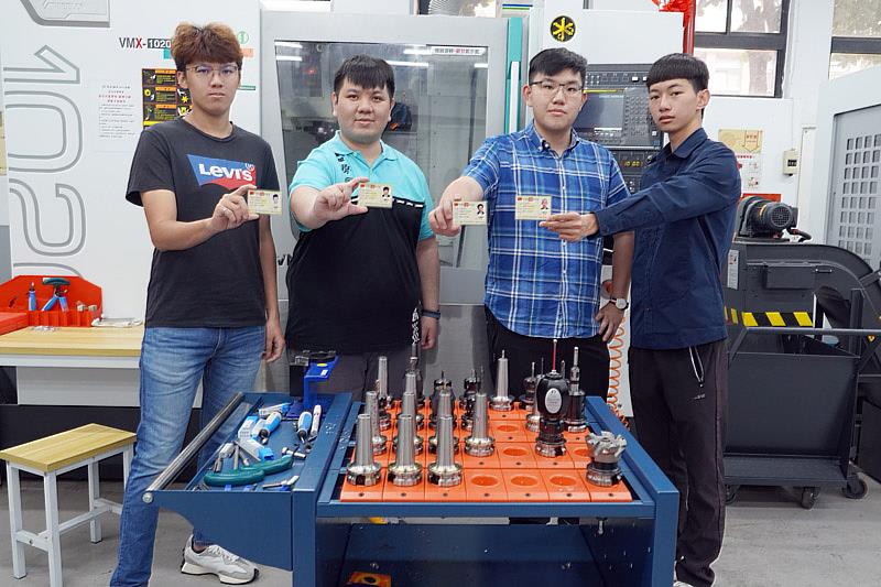 大葉大學機械系楊凱安老師(左二)與三位學生通過CNC銑床乙級證照