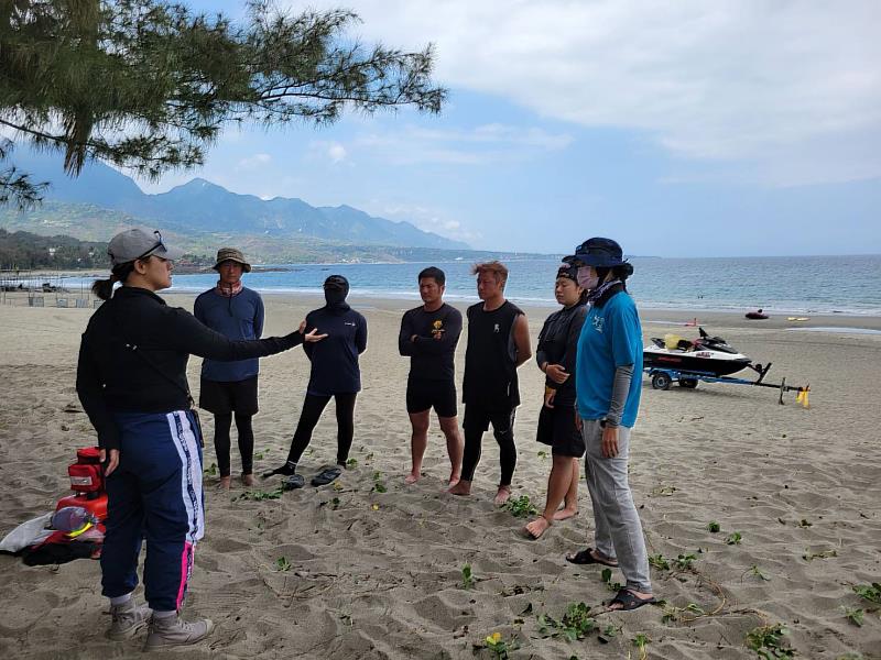 海域救援訓練完成  4/1啟動海域安全服務 白天安全戲水 晚上沙灘電音Party 清明連假饒慶鈴邀您一起擁抱杉原灣