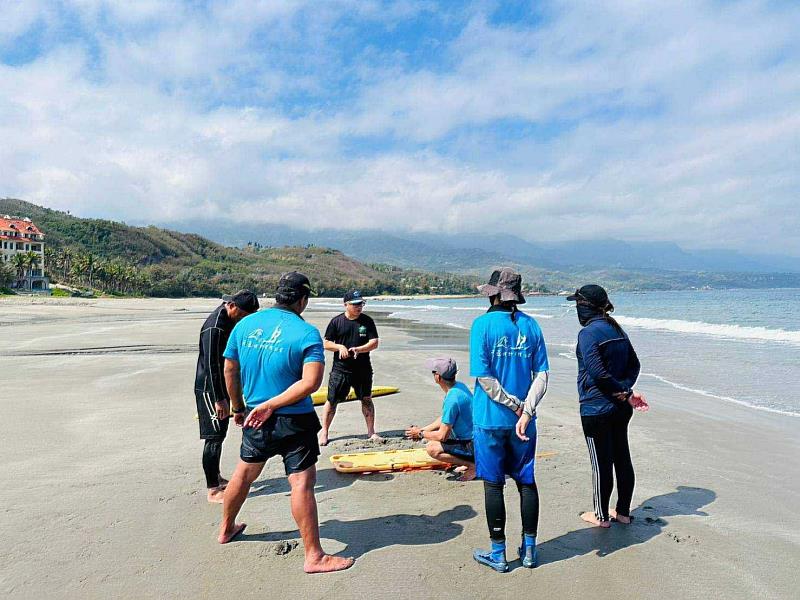 海域救援訓練完成  4/1啟動海域安全服務 白天安全戲水 晚上沙灘電音Party 清明連假饒慶鈴邀您一起擁抱杉原灣