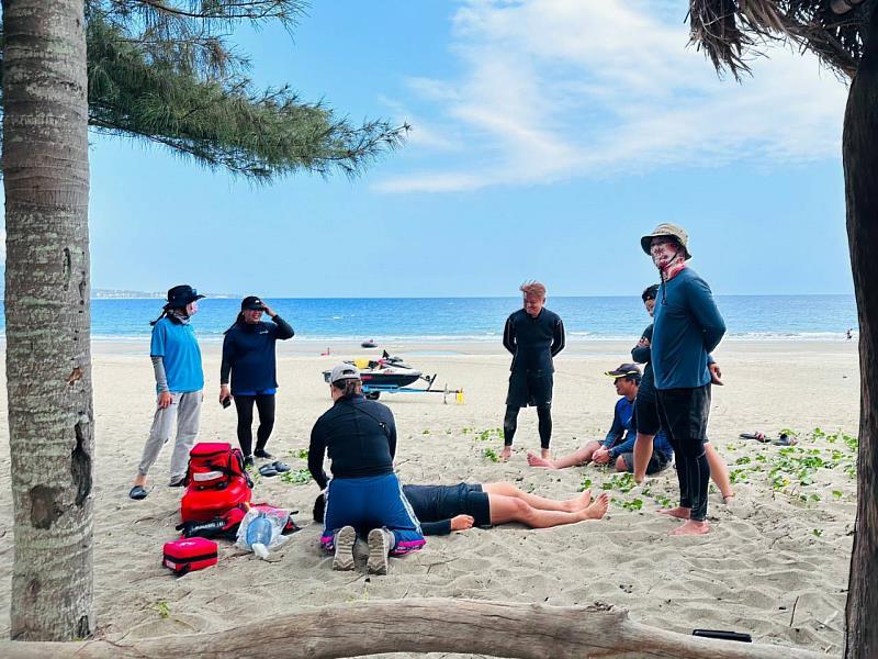 海域救援訓練完成  4/1啟動海域安全服務 白天安全戲水 晚上沙灘電音Party 清明連假饒慶鈴邀您一起擁抱杉原灣