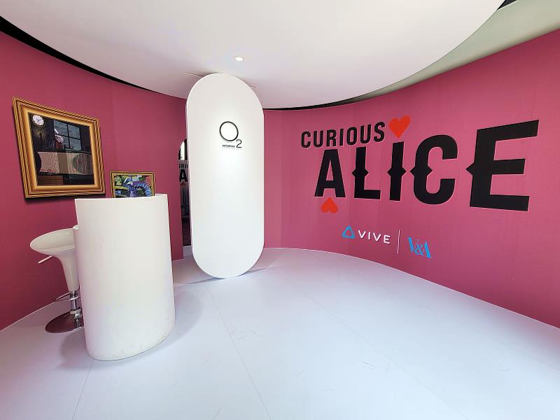 經發局今（29）起攜手HTC在O2元宇宙體驗館推出《愛麗絲：越奇越怪》數位藝術特展，連假前搶先開放民眾免費體驗。