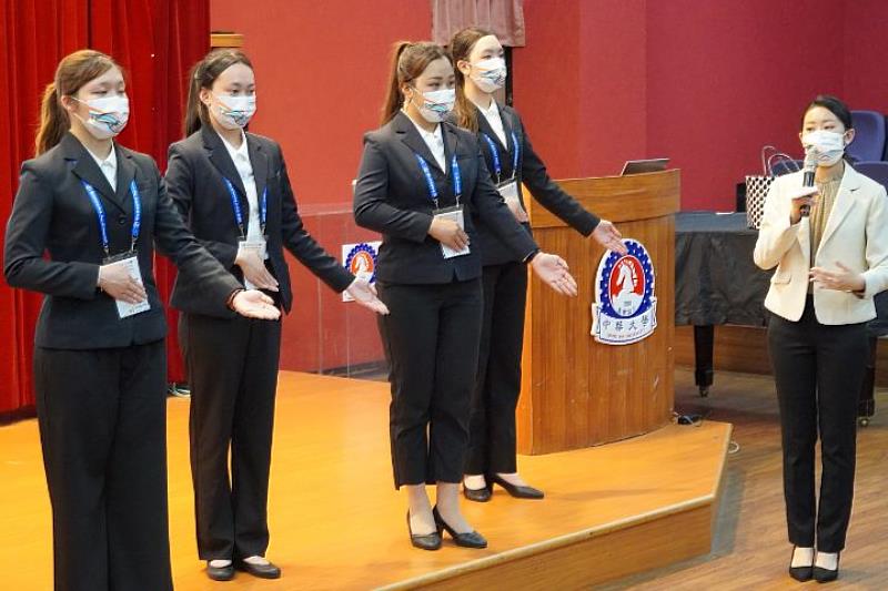 奧谷特國際人才培訓認證中心老師李紫研（右）指出，同學訓練比照國慶典禮，連手部指引角度都有明確規範。