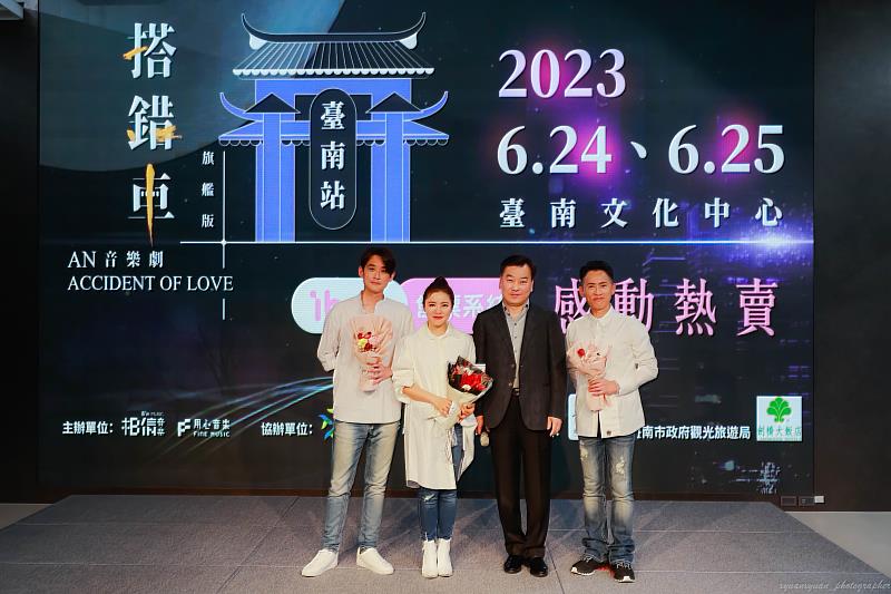 崑大李天祥校長(右2)特別蒞臨參與並為三位演員獻花