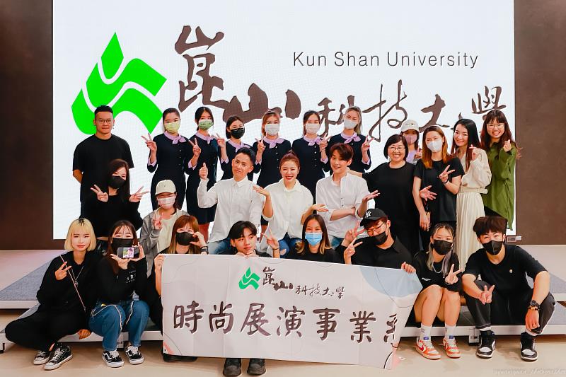 《搭錯車》音樂劇演員與製作團隊和崑大時尚學程師生合影