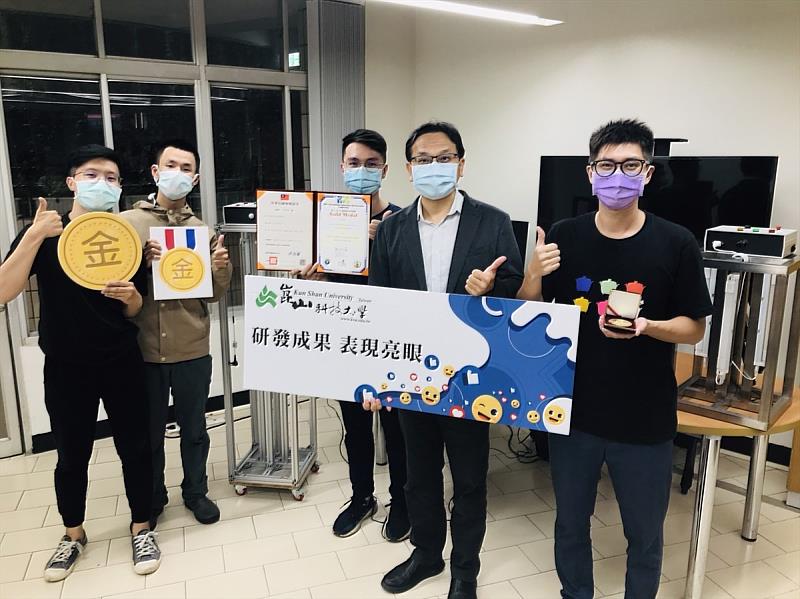 吳翰彰(左2)參與第12屆IIIC國際創新發明賽榮獲金牌，與指導老師鐘俊顏副校長(右2)及團隊合影