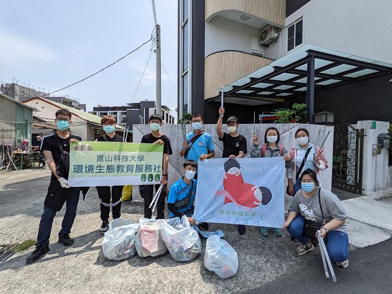 吳翰彰(前排中)參加崇青社，擔任總召辦理社區清掃活動「街力青年動起來」
