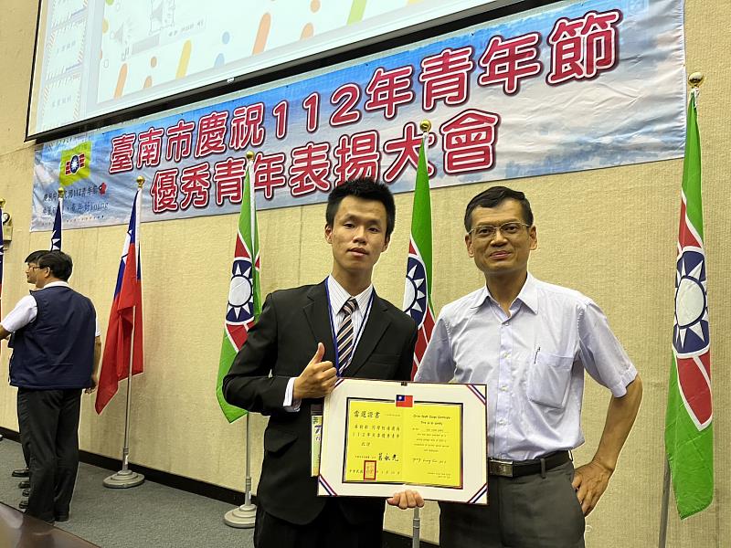 資工系張慶寶主任(右)合影