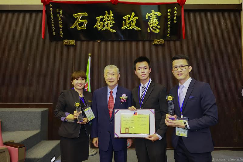 崑大獲獎師生邱翠華老師(左)、吳翰彰(右2)、施志偉老師(右)與台南救國團團委會主委沈達吉(左2)合影
