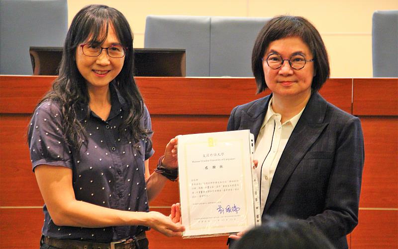 文藻外大陳靜珮主任秘書(左)致贈感謝狀予李靖文人資長(右)